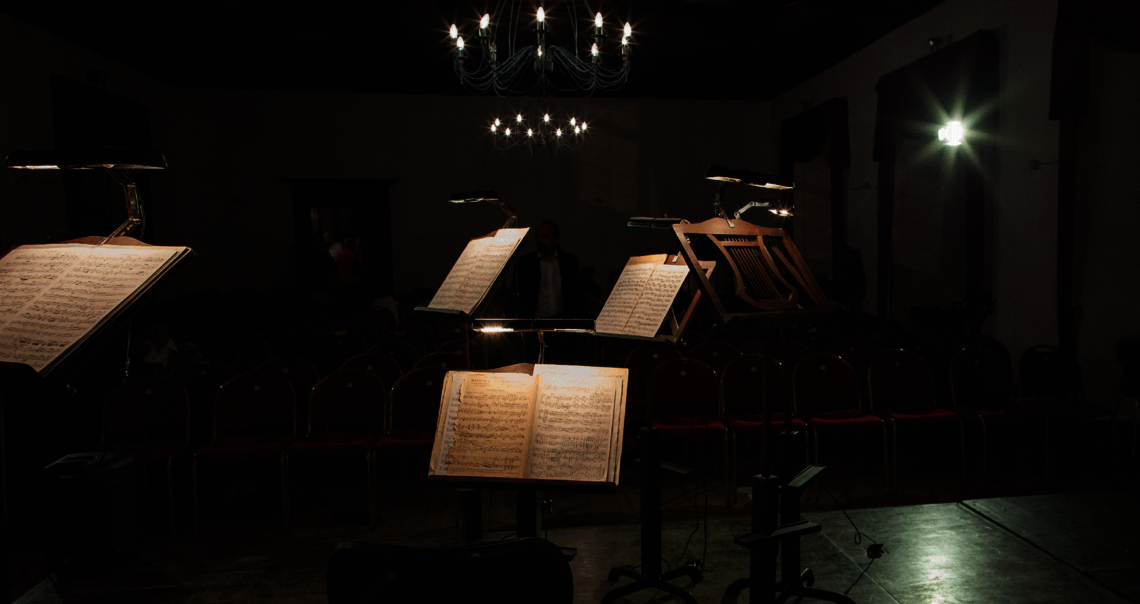 Letzte Vorbereitungen auf ein Konzert – die Notenständer leuchten schon – im Hintergrund: Künstlerischer Leiter Marcus Marr